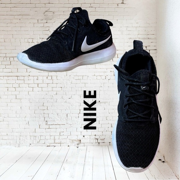 NIKE Womens Sz (7) Blk-Wht Sneakers VG Condition! - Picture 1 of 6